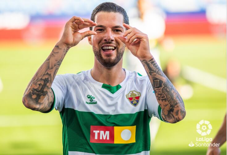 Tete Morente festeja un gol con el Elche