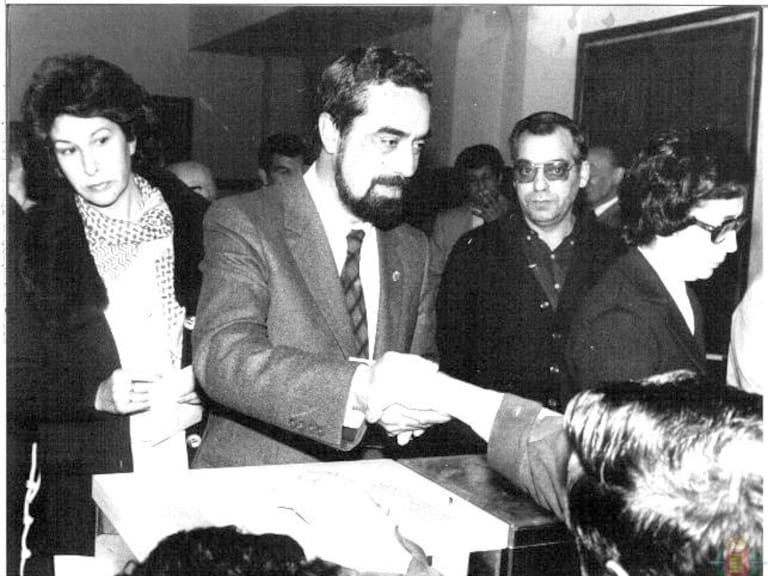 El candidato del PSOE, Tomás Rodríguez Bolaños, vota en la jornada electoral de 1979