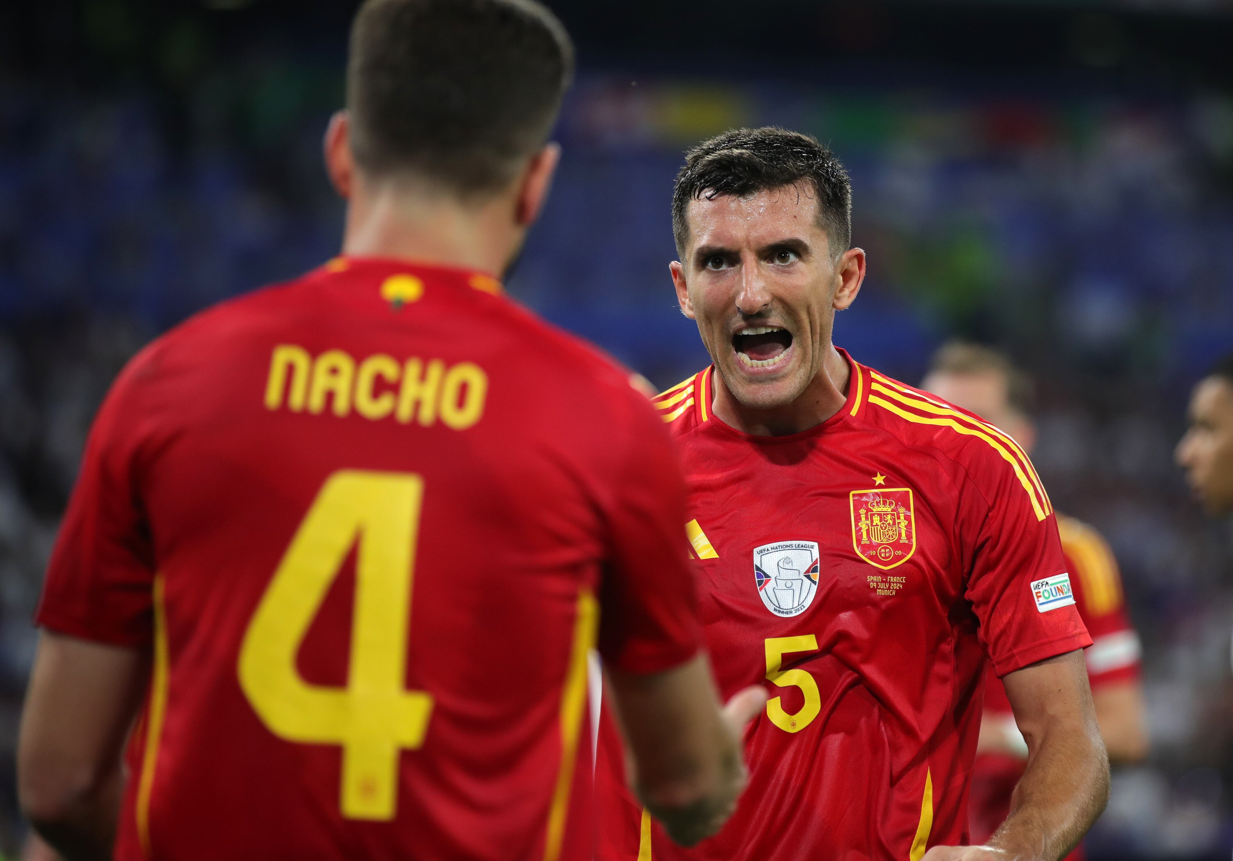 Dani Vivian celebra el pase a la final de España con Nacho Fernández