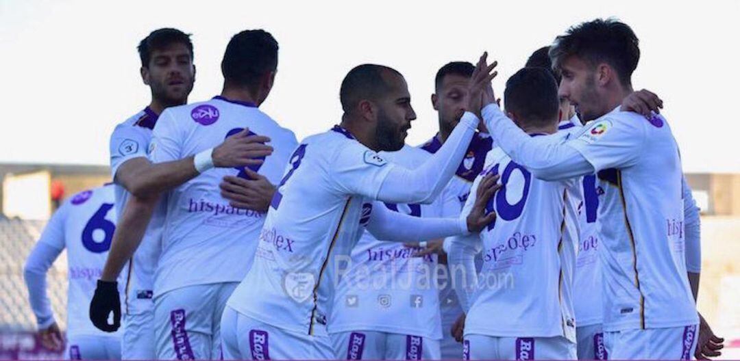 Los futbolistas del Real Jaén celebran uno de los goles marcados.