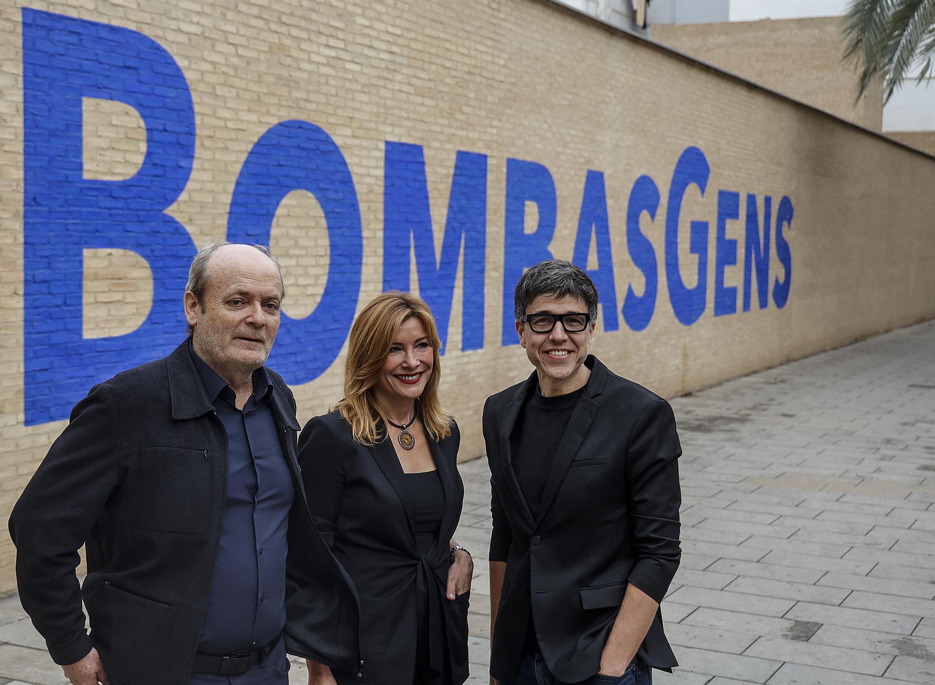 El presidente de Layers of Reality, Artur Duart, la vicepresidenta de la Fundación Per Amor a l’Art, Susana Lloret, y el CEO de Layers of Reality, Jordi Sellas, posan durante la presentación de Bombas Gens Centre d’Arts Digitals