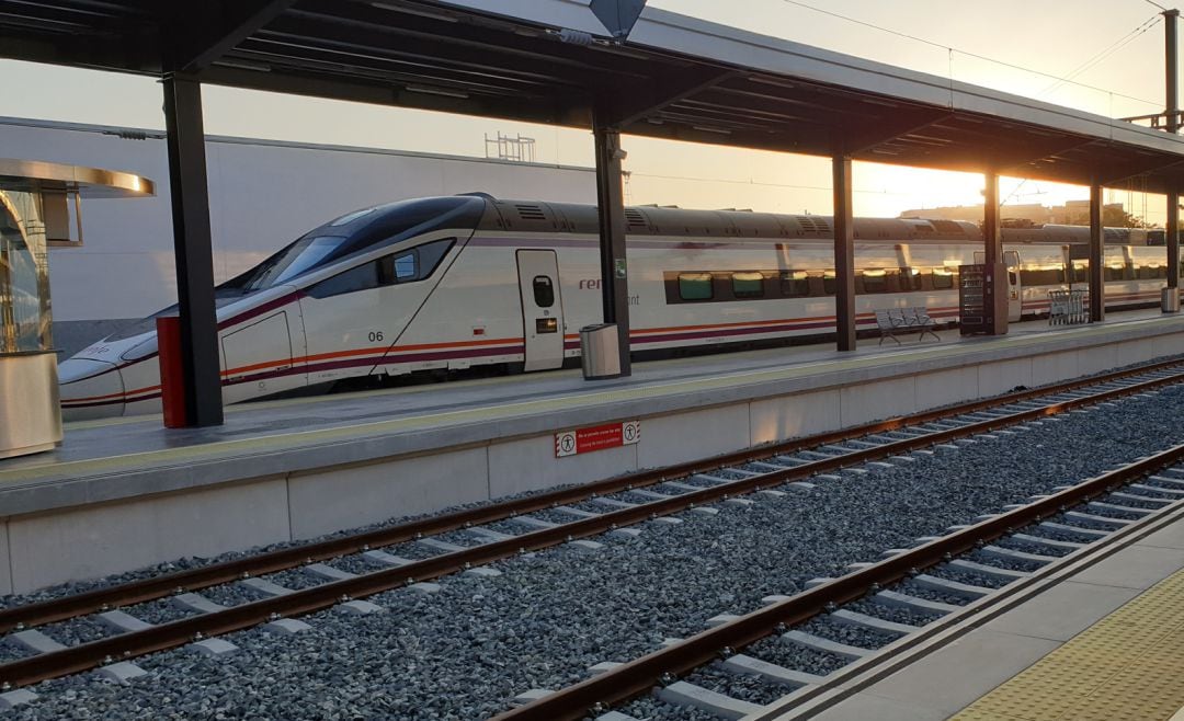 El primero de los trenes Avant, en la estación de Granada este jueves por la tarde