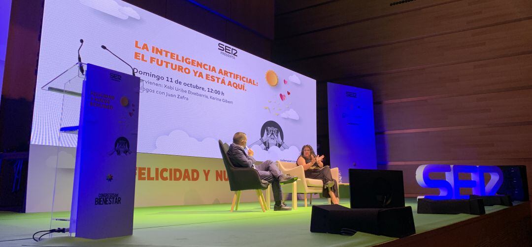 Juan Zafra y Karina Gibert durante su participación en el Congreso de la Felicidad y Nueva Realidad de Cádiz