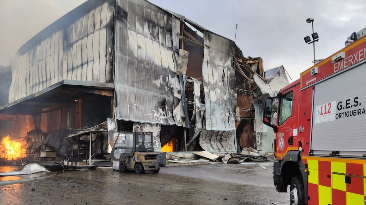 Extinguen un incendio en el exterior de una planta de residuos de As Somozas