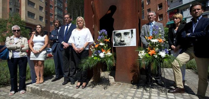 Ermua (Vizcaya) El presidente del PP vasco, Antonio Basagoiti (4 izda), junto a la directora de la Oficina del Gobierno Vasco para la Atención a las Víctimas del Terrorismo, Maixabel Lasa (izda), entre otros, durante el homenaje que su partido rindió hoy 