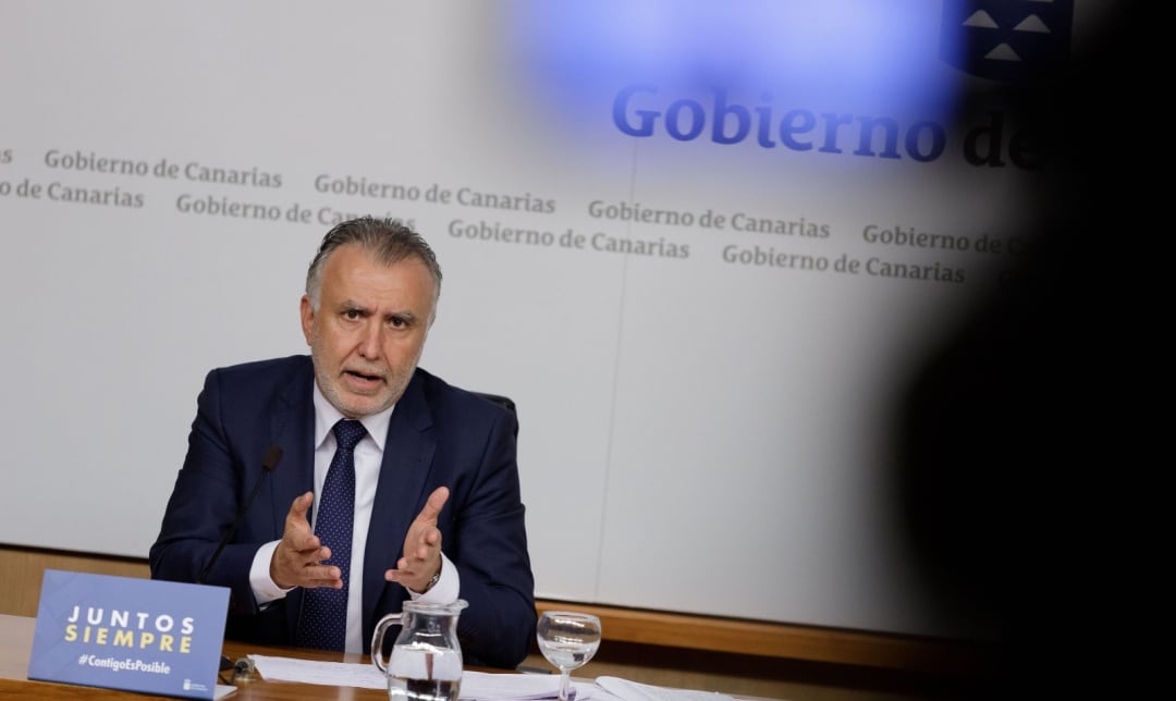 El presidente de Canarias, Ángel Víctor Torres, ha anunciado medidas que restringen la movilidad en Tenerife y la actividades comerciales y de restauración, entre otras, durante los días más intensos de las Fiestas navideñas