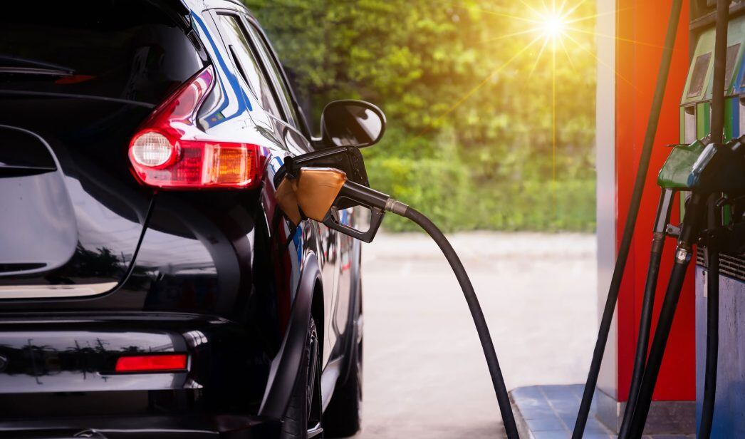 Un coche en una gasolinera