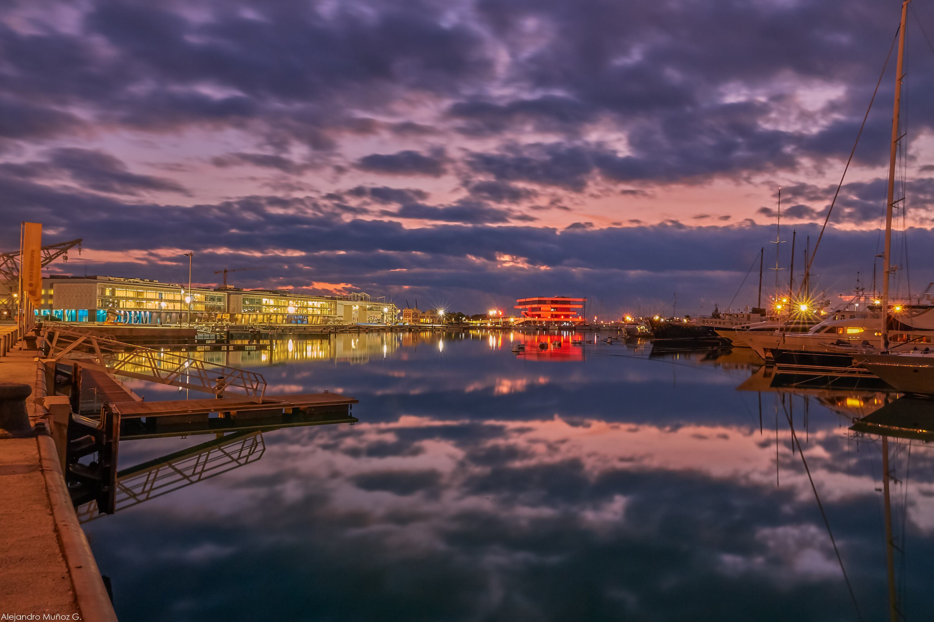 Panorámica de la Marina de València con el edificio de Veles e Vents al fondo