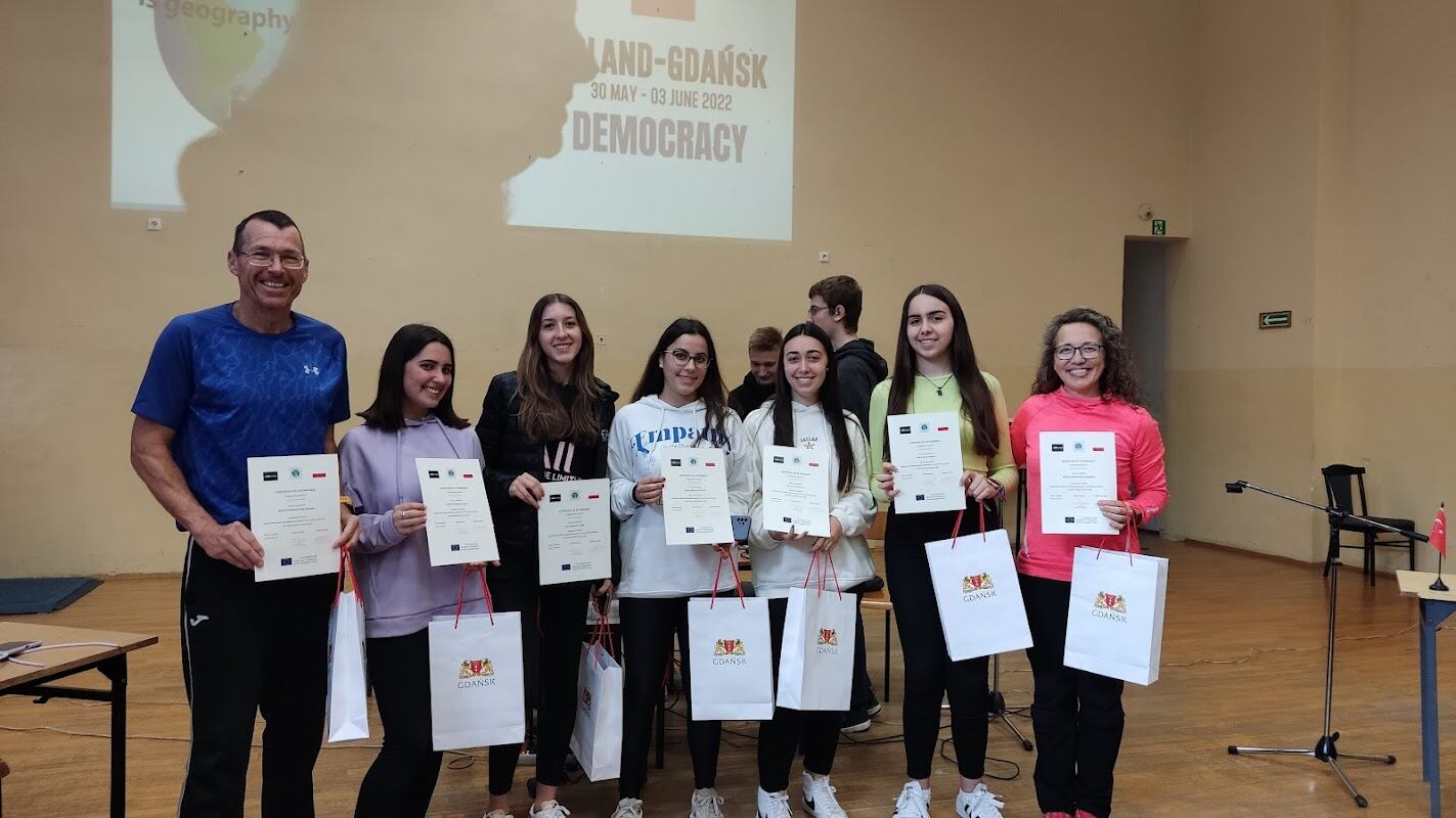 Las alumnas rondeñas protagonizaron una presentación sobre la democracia española