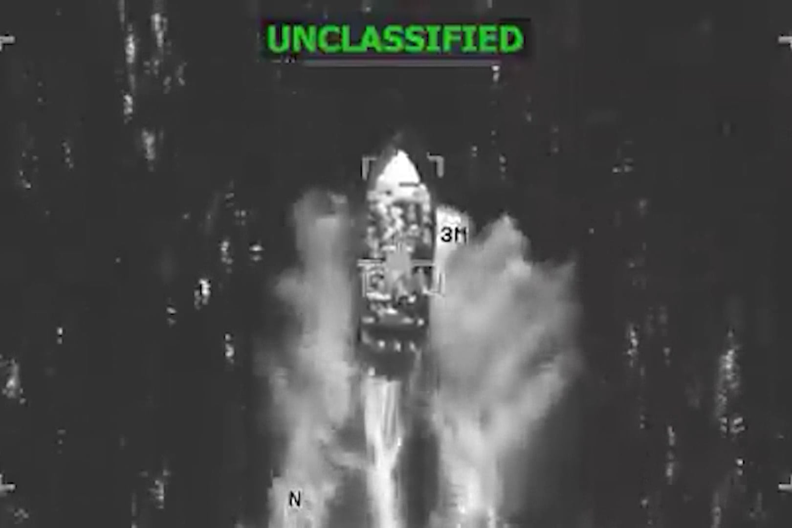 Captura de video tomada de la cuenta en X @Southcom del Comando Sur de los Estados Unidos que muestra una embarcación antes de ser atacada en aguas del océano Pacífico.