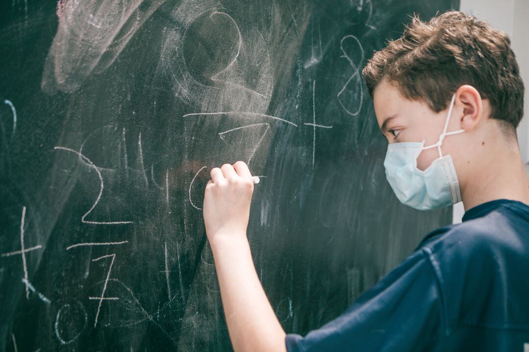 Un niño con mascarilla en el colegio