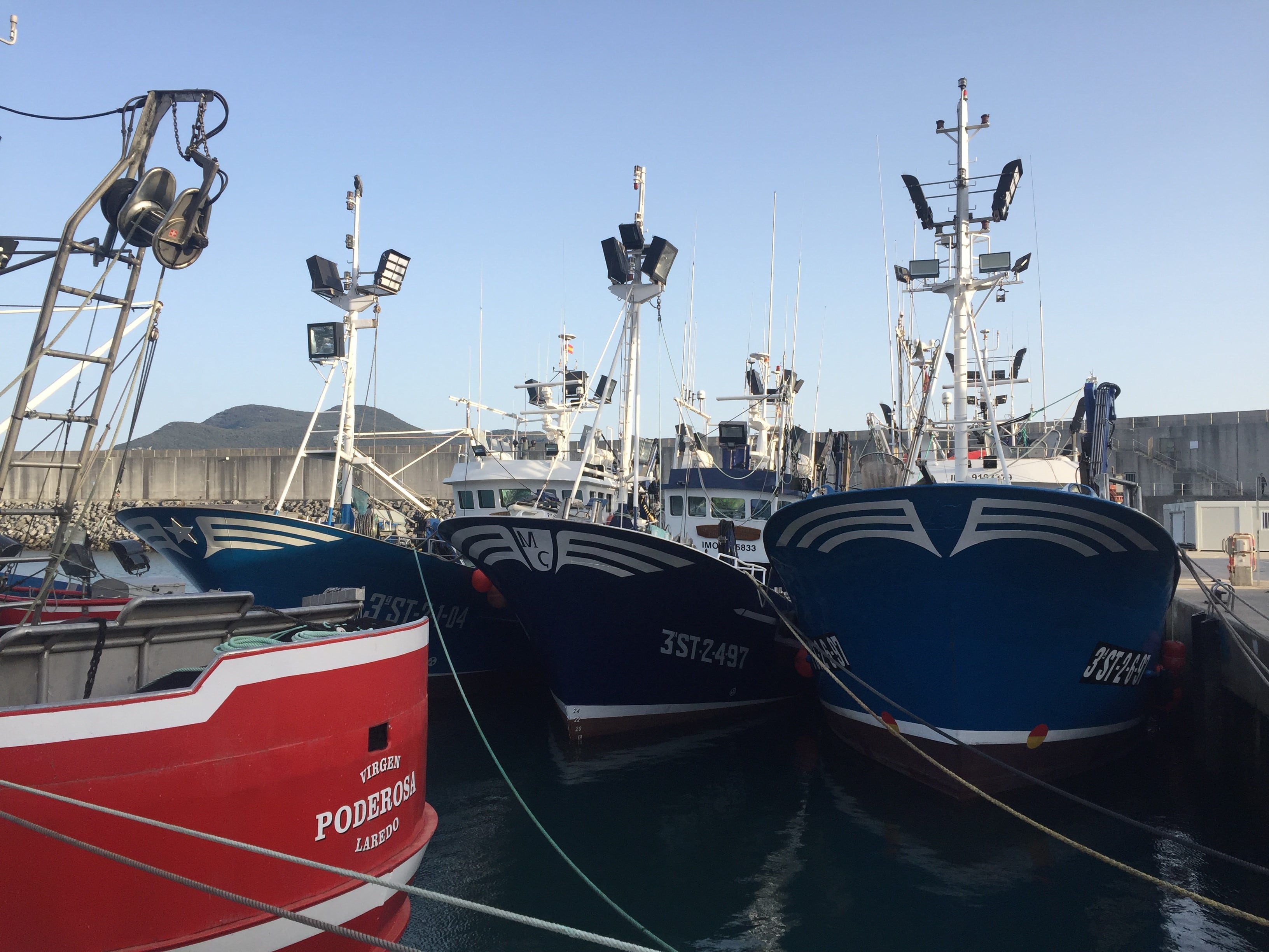 Barcos amarrados en el puerto de Laredo.