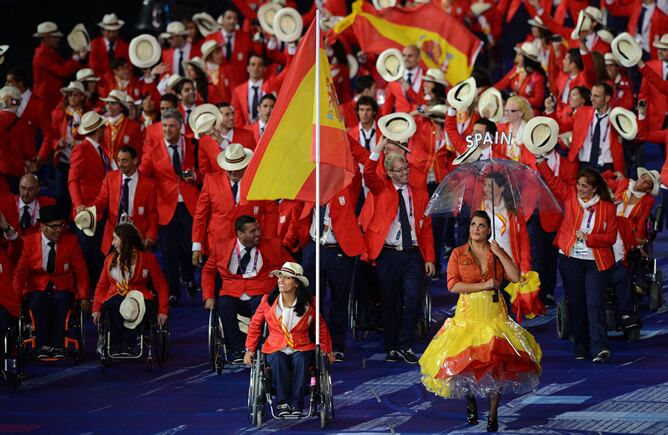 Teresa Perales, abanderada de la delegación española en los Juegos Paralímpicos de Londres, durante la ceremonia de inauguración celebrada en la capital británica.