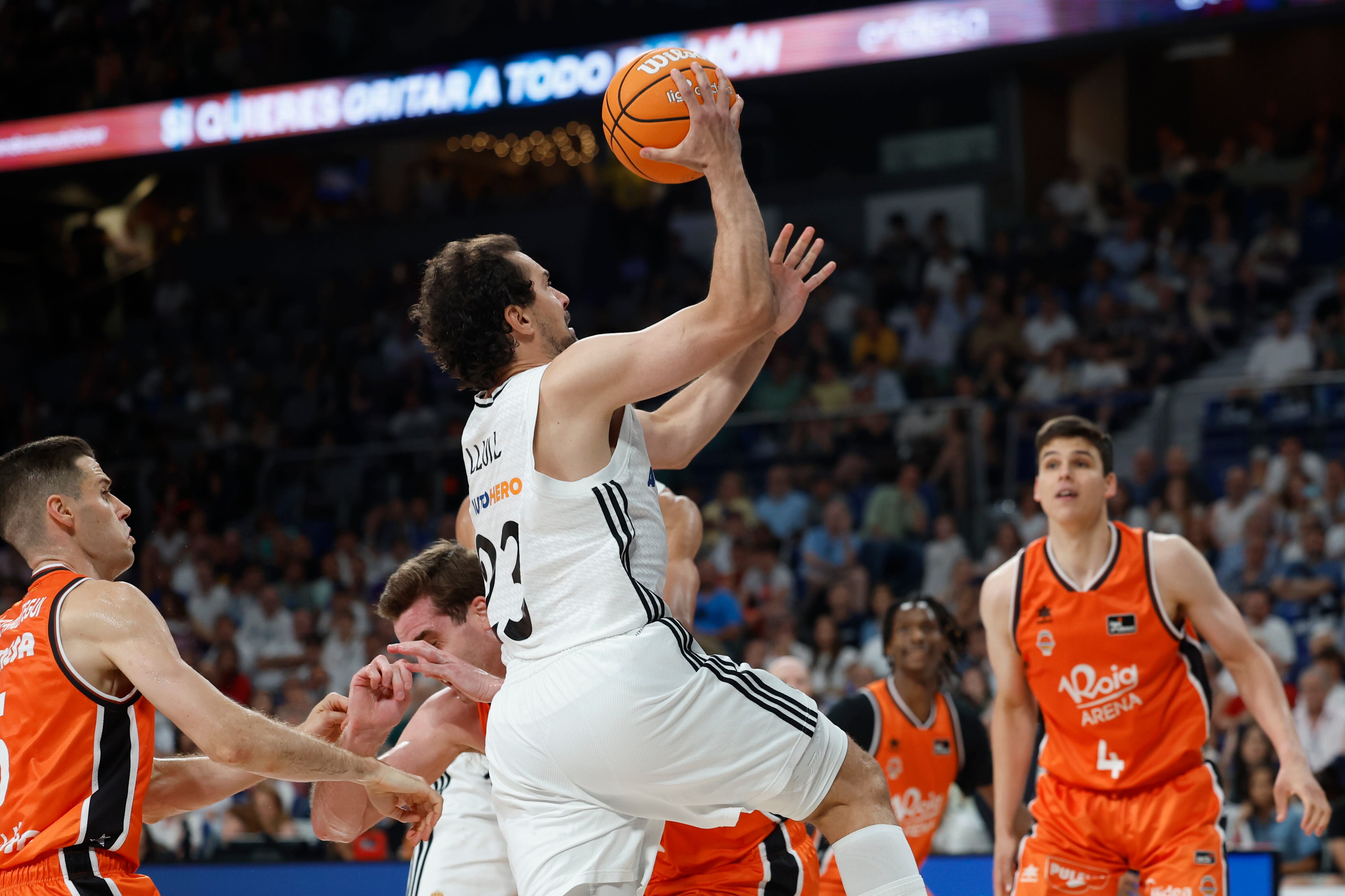 Sergi LLull va fer una entrada decisiva per a forçar la pròrroga i permetre al real Madrid guanyar el segon partit de la sèrie final.
