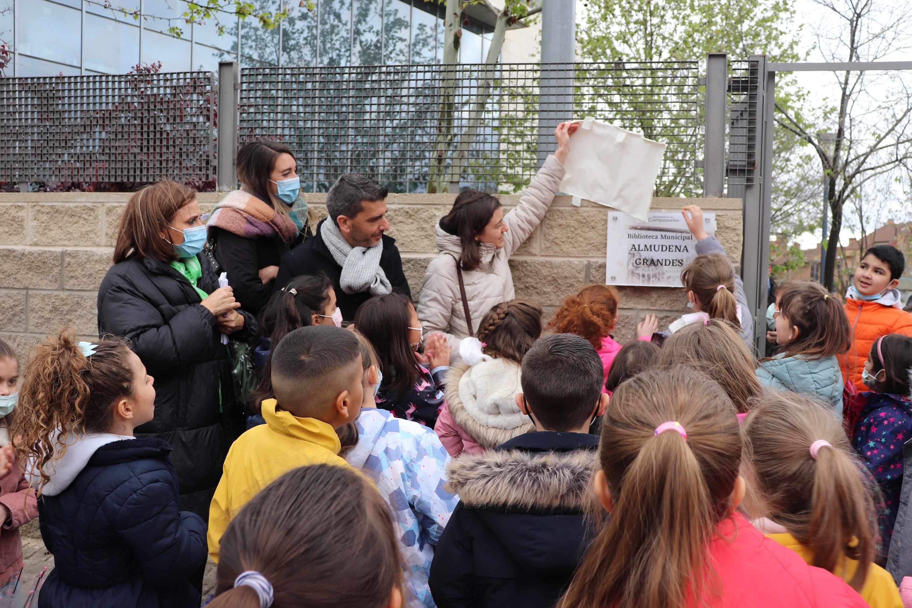 Alumnos del colegio Virgen del Consuelo han participado en el descubrimiento de la placa