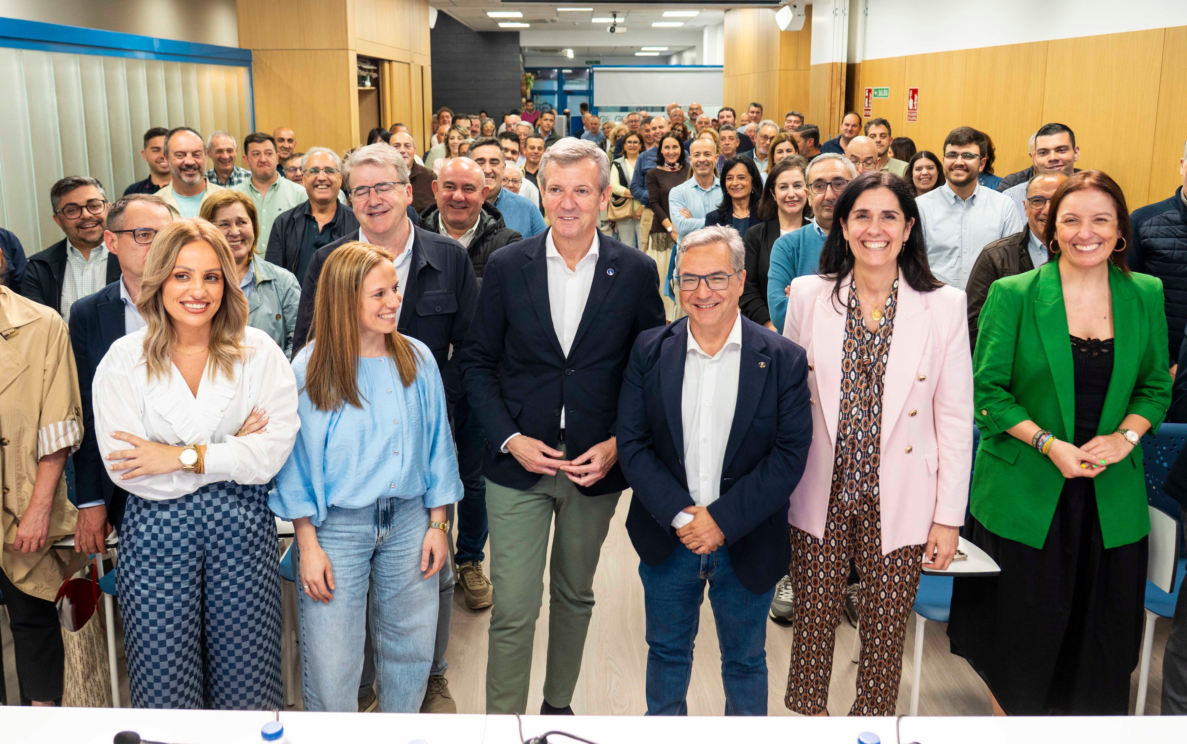 En la imagen, en el centro, Alfonso Rueda, presidente del PPdeG, y Luis Menor, presidente del PPdeOu