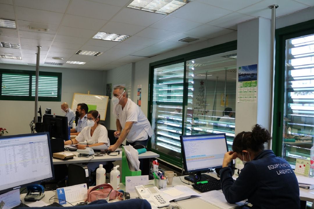 Equipo de rastreadores en el hospital doctor José Molina Orosa de Arrecife.