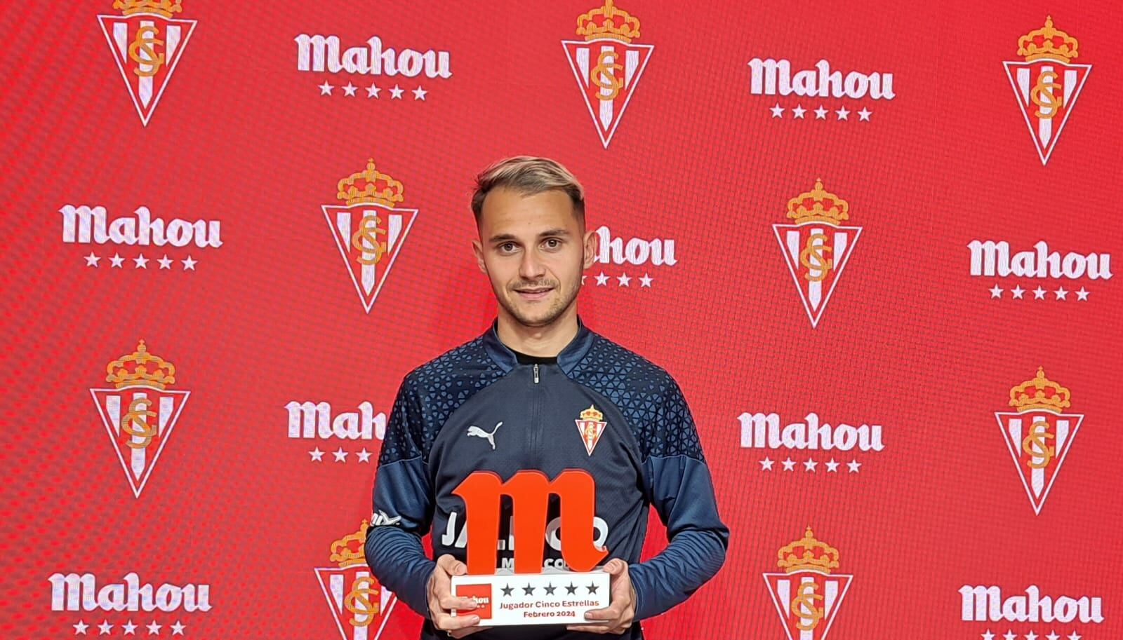 Fran Villalba recoge el trofeo Jugador Cinco Estrellas como mejor futbolista del Sporting del mes de febrero.