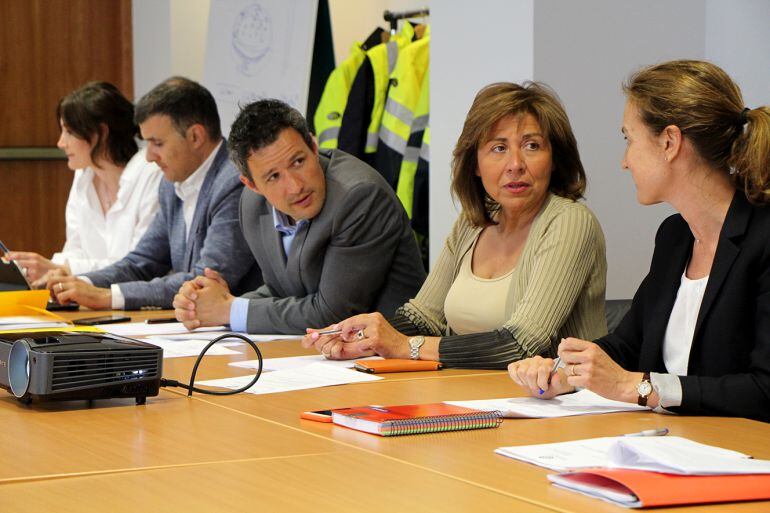 Membres del Comú d'Andorra la Vella i del Ministeri de Medi Ambient durant la reunió anual de la Comissió d’Informació i Vigilància del Centre de Tractament tèrmic de La Comella