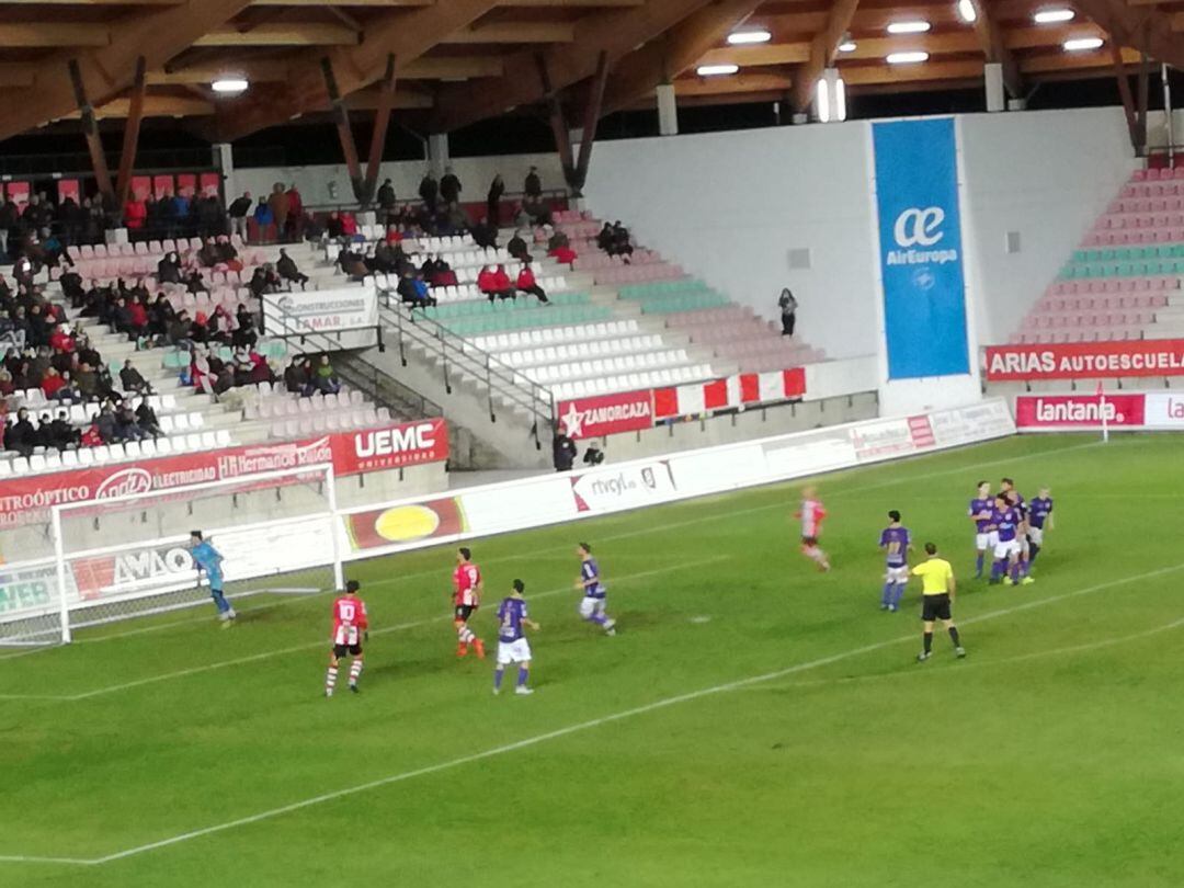 Los jugadores del Zamora CF atacan la portería del Cristo Atlético