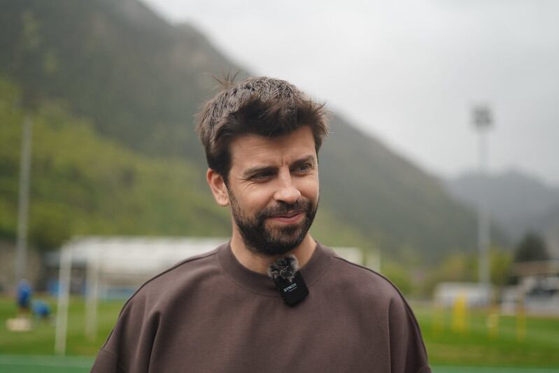 Gerard Piqué, durant l'atenció davant els mitjans