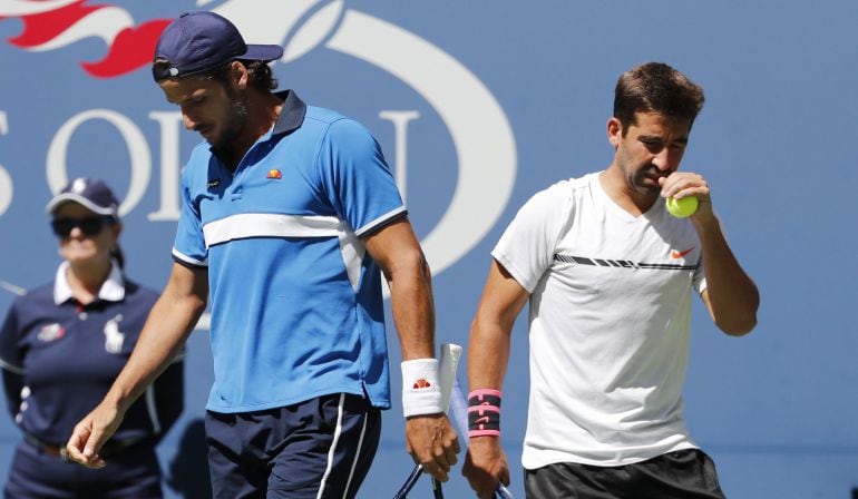 Los tenistas españoles Feliciano López y Marc López en acción durante la final de dobles masculinos del Abierto de Estados Unidos.