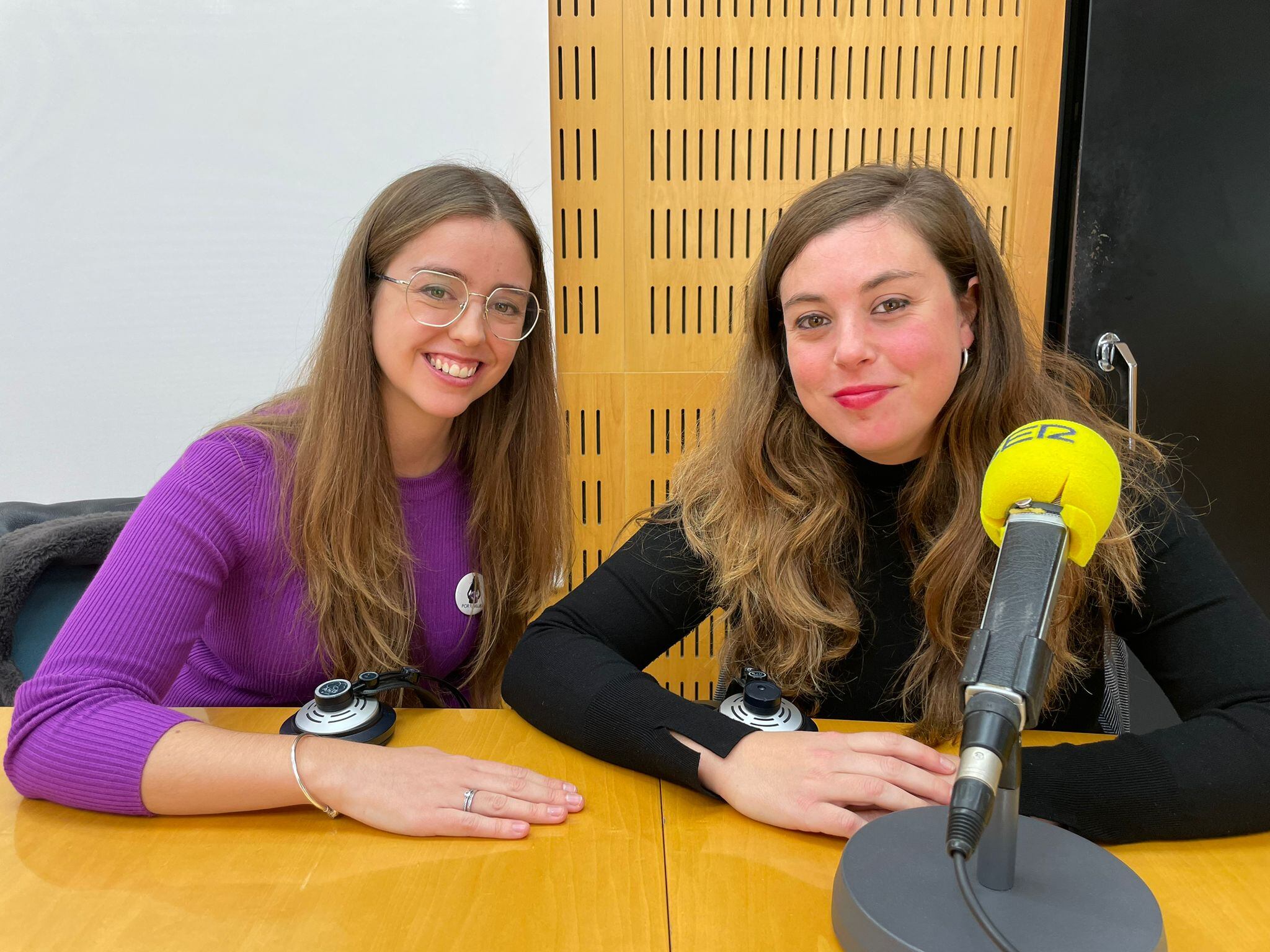 Belén Zurita y Ana Muñoz, de la Asociación Por Ti Mujer, en los estudios de Radio Valencia.