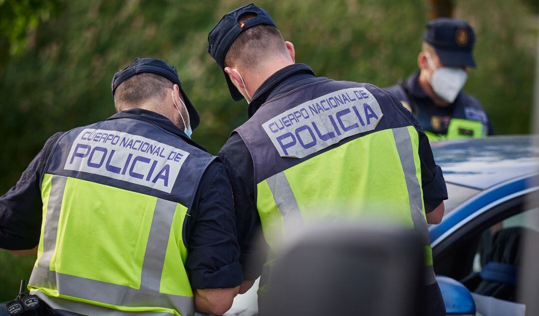 Dos agentes de Policía Nacional.