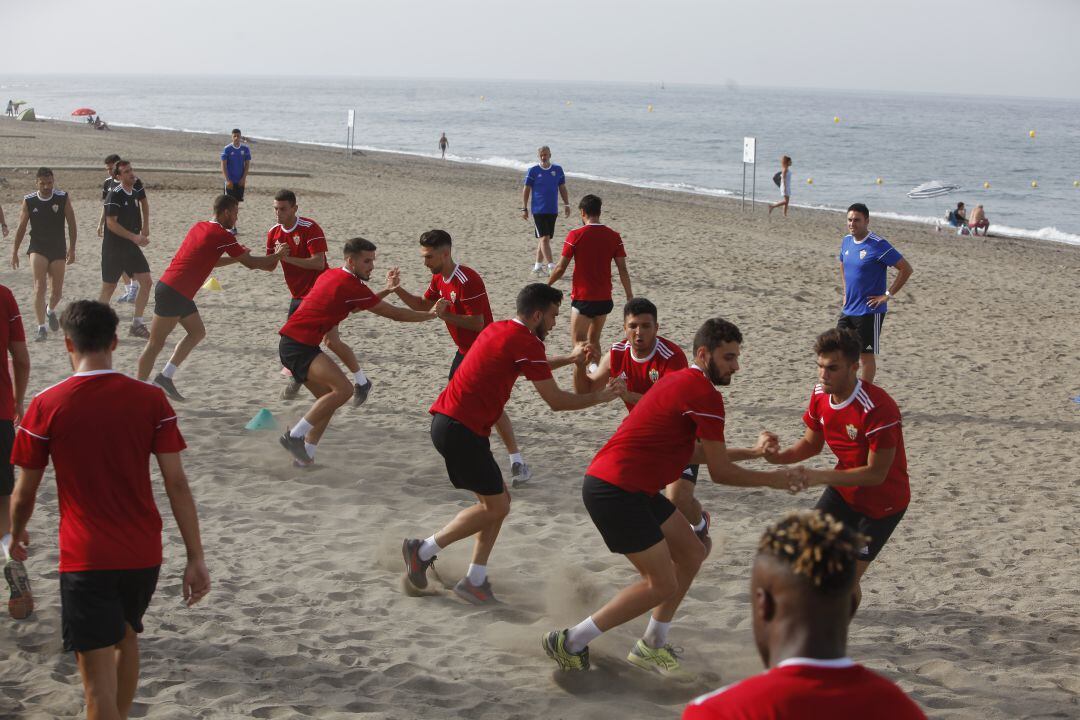 Los jugadores del Almería trabajando sobre la arena.
