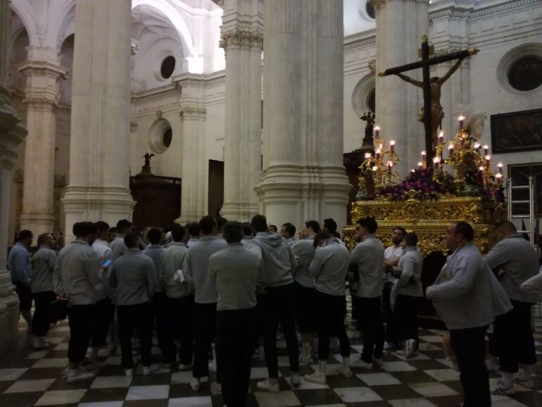 El Cristo de la Lanzada en la nave lateral de la Catedral tras suspenderse la estación de penitencia