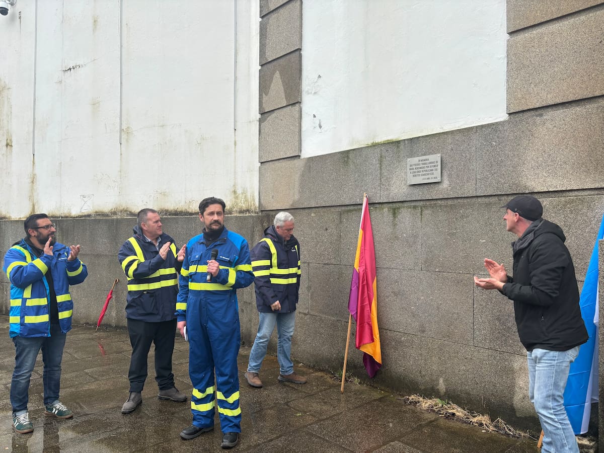 Homenaje del naval de Ferrol a las víctimas de la dictadura: una nueva placa luce en la entrada a Navantia