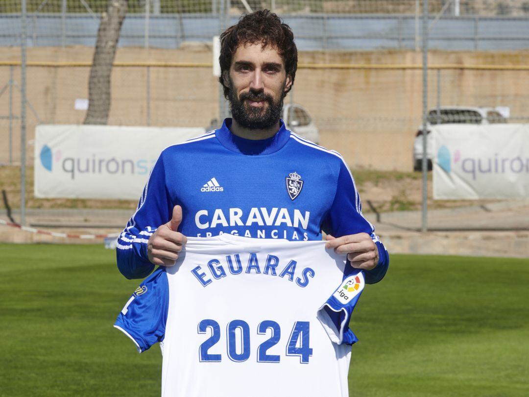 Eguras posa con la camiseta del Real Zaragoza con la fecha de su contrato