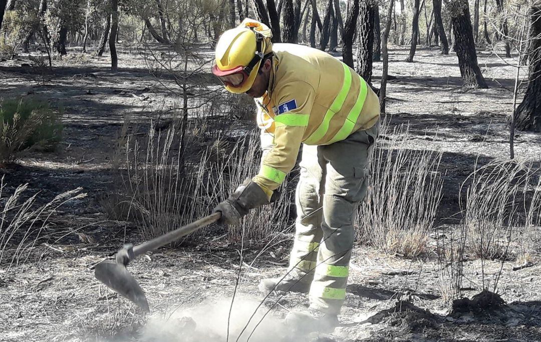 Las labores de extinción continuaban este martes 6 de agosto en el incendio de Barchín del Hoyo.