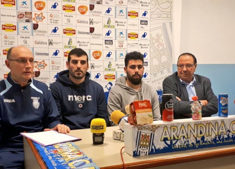 Adrián Arias (2º por la izquieda) y Javichu, a su lado, durante su presentación.