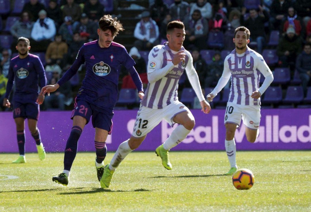 Sergio Guardiola pelea un balón con el centrocampista del Celta Jozabed 