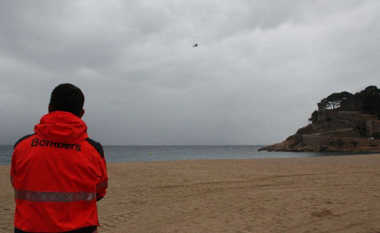 Els equips de rescat busquen des de fa dos dies el pescador desaparegut. ACN