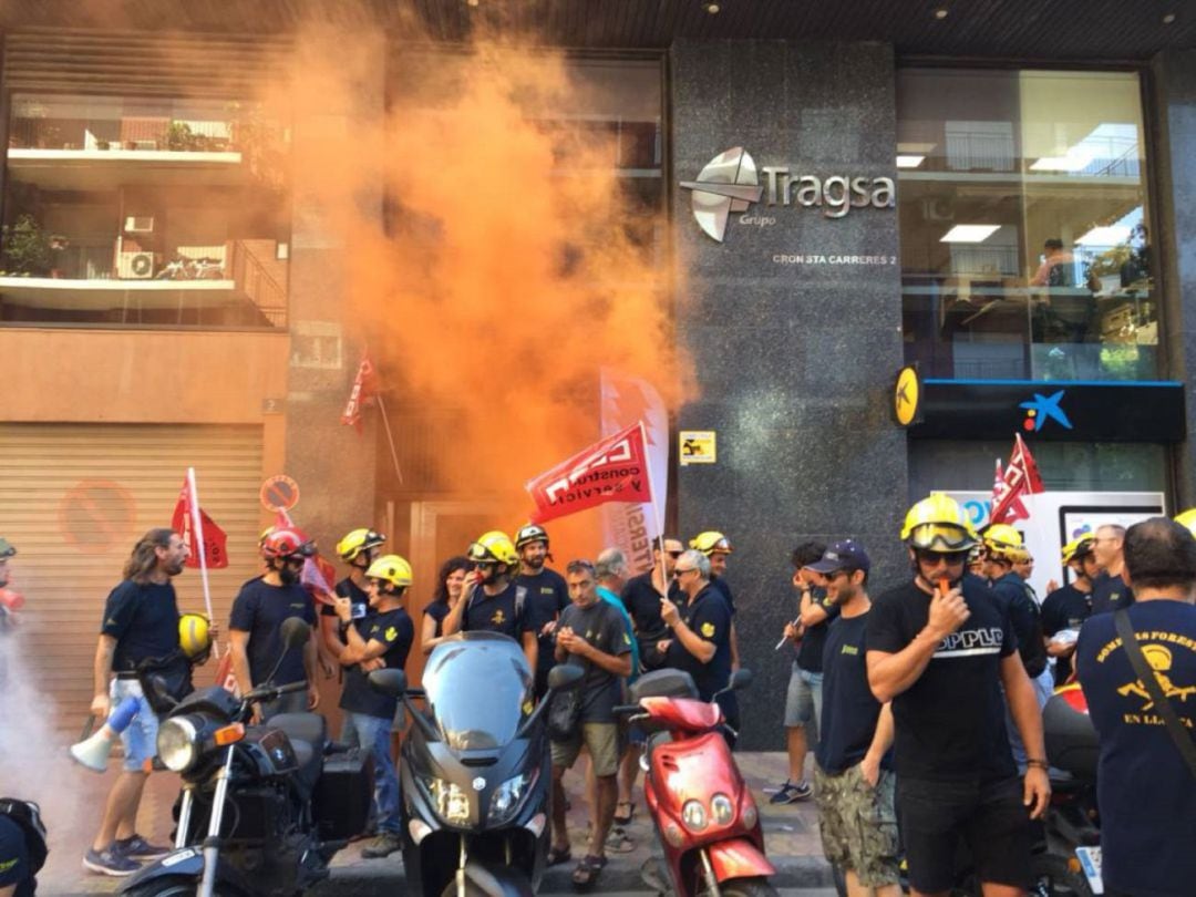 Imagen de archivo de una protesta de los bomberos forestales frente a Tragsa en el verano del 2018