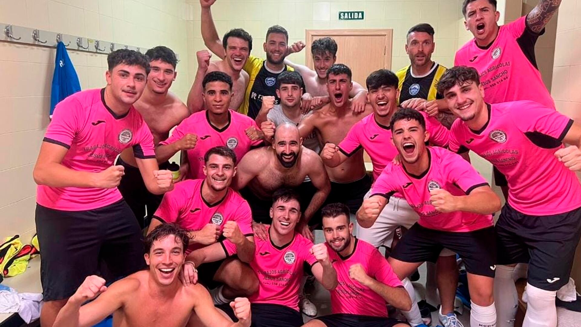 La UD Rosario celebra la victoria ante el Riogordo