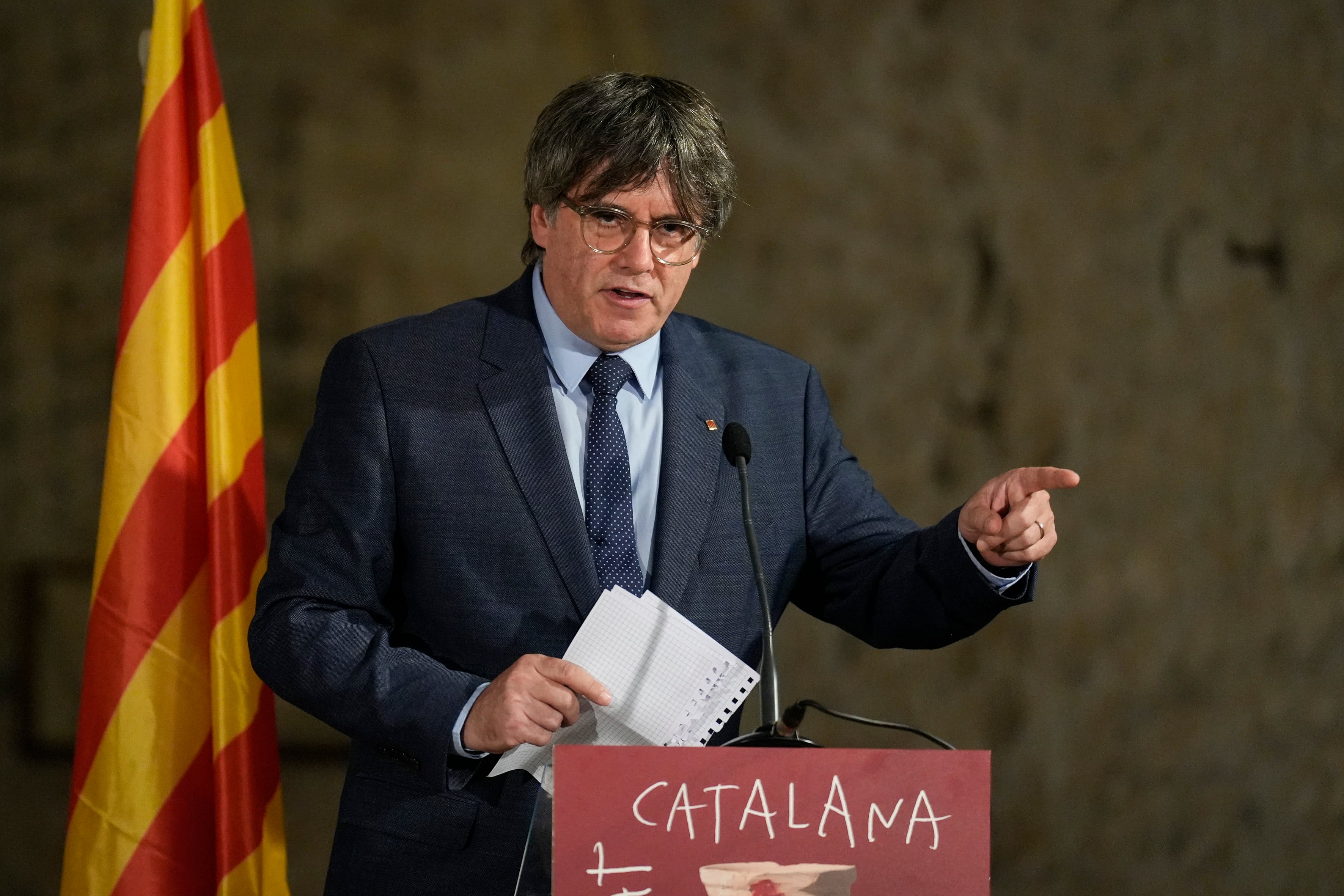 El expresidente de la Generalitat Carles Puigdemont interviene en la abadía de Sant Miquel de Cuixà, en Codalet (Francia), durante un acto homenaje al músico Pau Casals con motivo de los 50 años de su muerte. EFE/David Borrat