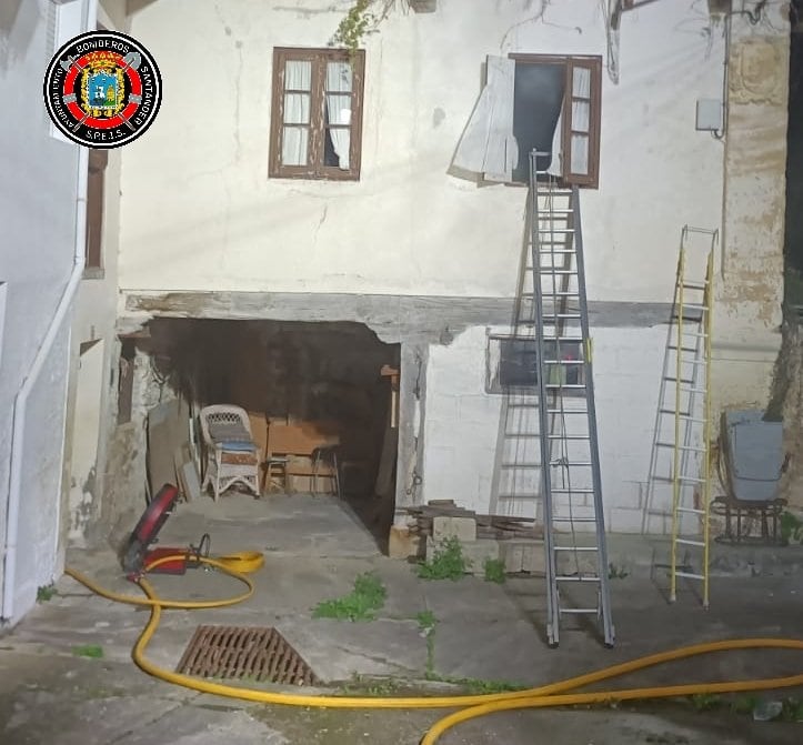 El incendio se ha producido en una vivienda unifamiliar adosada del Barrio Voz al Rey de Heras.