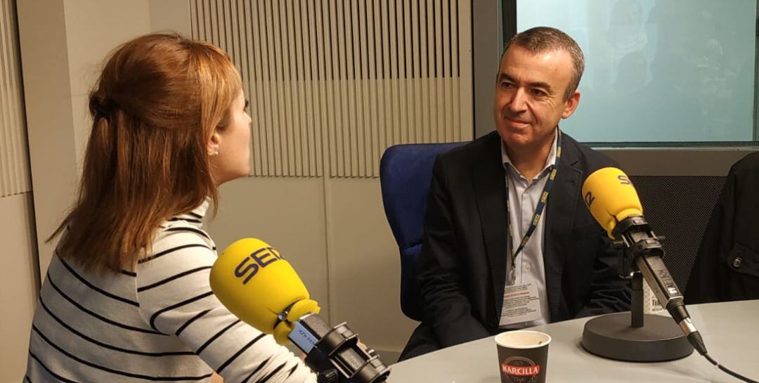 Lorenzo Silva, junto a Macarena Berlín en los estudios de la Cadena SER