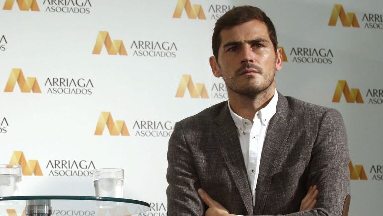 Iker Casillas y Jesús María Ruiz de Arriaga, director del bufete Arriaga-Asociados, durante la presentación de la nueva campaña de comunicación del bufete abogados