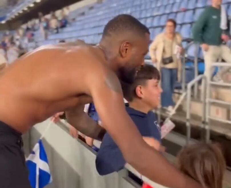 Cyle Larin, con los dos aficionados, en las gradas del Heliodoro Rodríguez López.