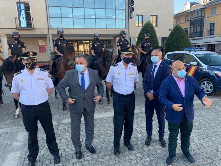 La autoridades políticas y policiales en la plaza del Ayuntamiento