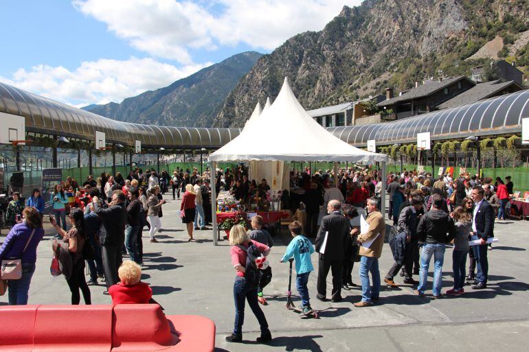 La plaça del Poble d'Andorra la Vella, amb més de 50 parades, és des de primera hora un dels centres neuràlgics d'aquest Sant Jordi