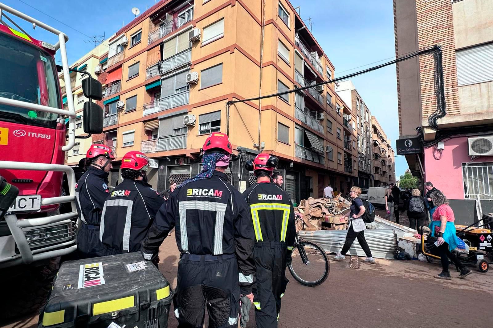 Los equipos de rescate ERICAM enviados por la Comunidad de Madrid para ayudar en las áreas afectadas por la dana se encuentran ya trabajando en Benetússer. Dos equipos de ERICAM -grupo de emergencias especializado en rescates- se han desplazado a la Comunidad Valenciana desde que se conoció la envergadura de los daños por las inundaciones, y trabajan ahora mismo en Benetússer, en una zona cercana a la comisaría de policía local.