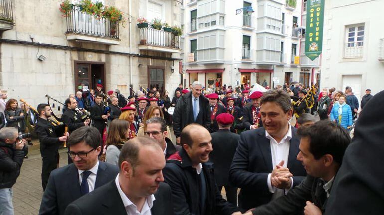 Al fondo, Fernando Romay, ex jugador de baloncesto