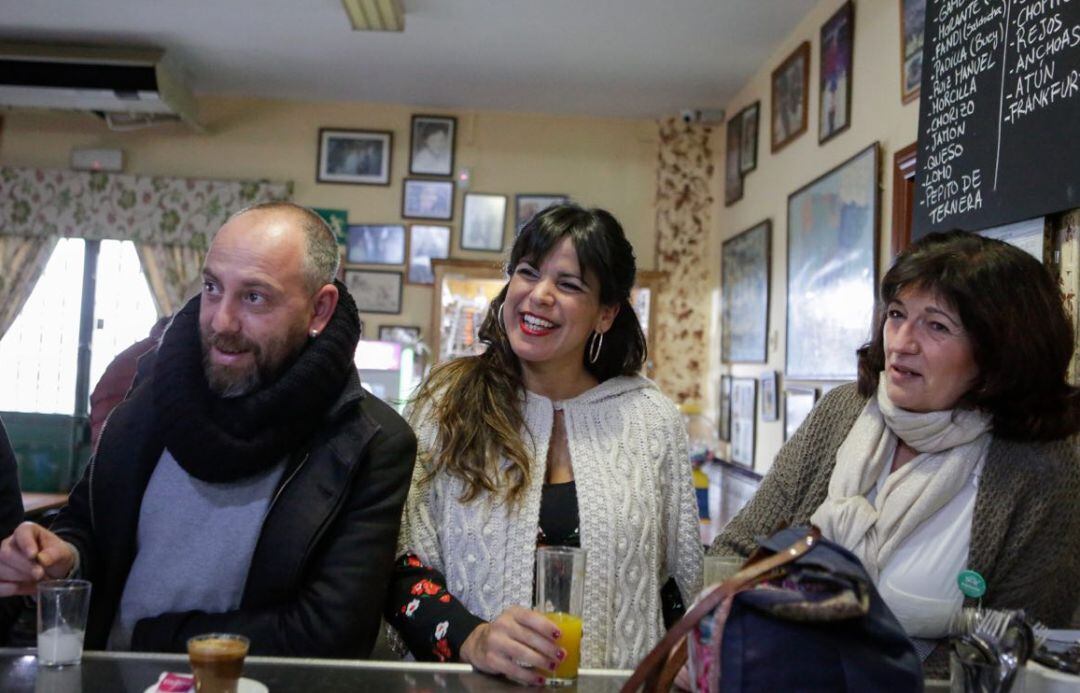 La candidata de Adelante Andalucía a presidir la Junta de Andalucía, Teresa Rodríguez, en una venta de carretera 