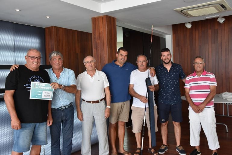 Premio a la pieza mayor del concurso de pesca de especies.