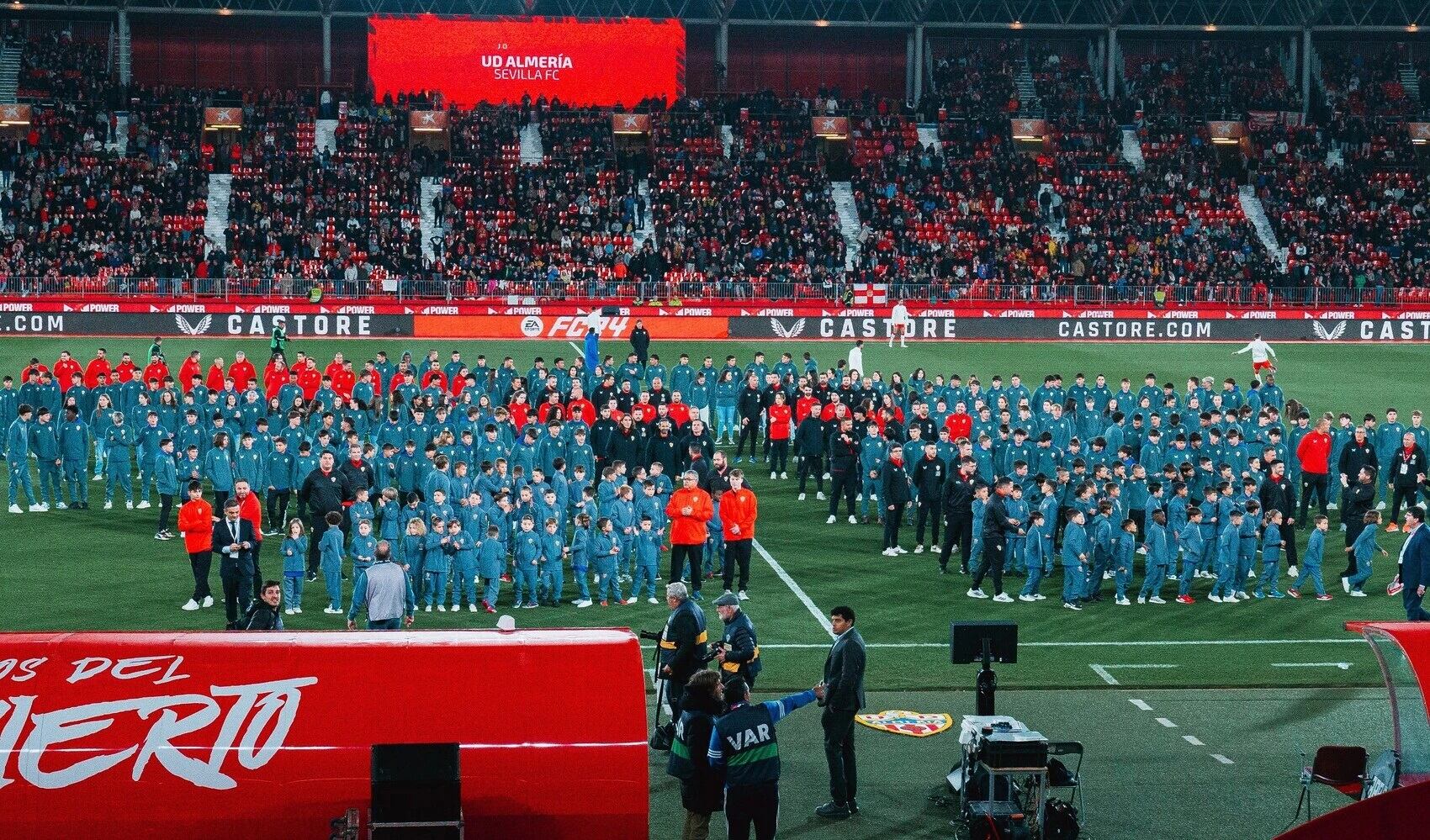 La Academia del Almería se muestra ante su afición.